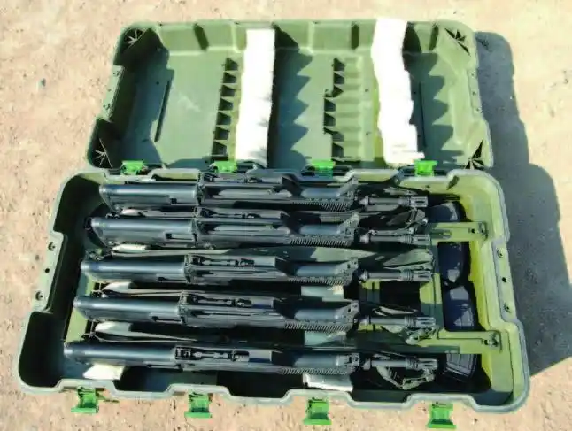 解放军装武器的箱子