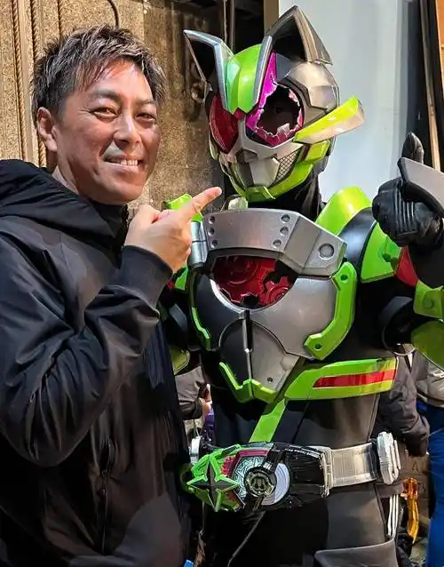 假面骑士极狐再现经典破面剧情 景和演员本人首次穿上了皮套_头盔