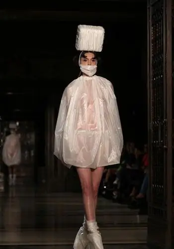 伦敦时装周尺度惊人 超模全裸上阵秀胴体