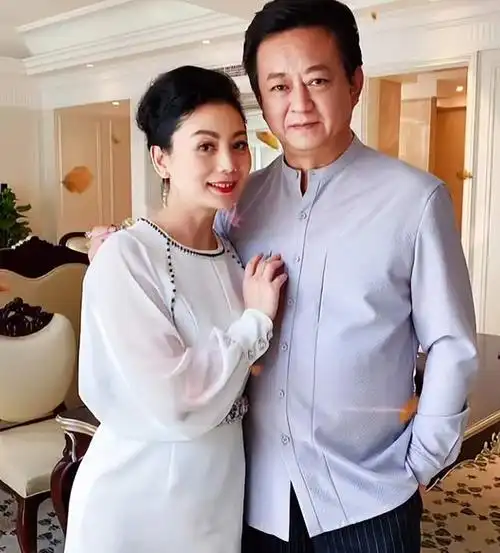 5月20日,著名主持人朱军在家陪妻子谭梅庆祝情人节,享受两人独处的