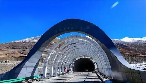 天山胜利隧道是如何被打通的?这中间有什么困难?