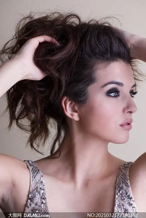 手抓着头发的浓妆美女摄影原片素材