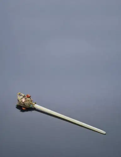 白玉雕花玉簪 ,此簪簪主体为玉质,呈细棒状,通体光素,在簪头部以金为