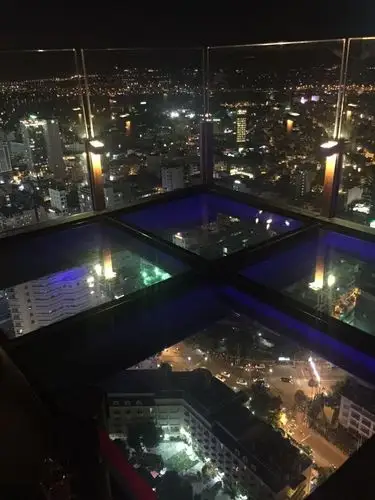 最后来一张havana 41层顶楼酒吧往下拍的照片恐高的勿入