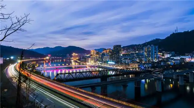 紫阳县城依山而建,三面环水,建成区面积6.5平方公里,常驻人口6万余人.