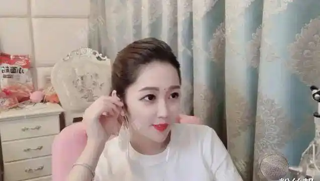 这位叫做婉儿"amore婉"的女主播,是斗鱼dota2的一位妹子主播,算是一位