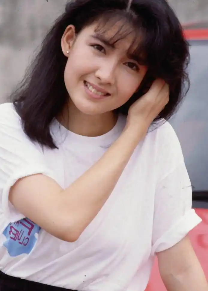 chow) /i>,1967年11月10日出生于香港,中国香港女歌手,演员,主持人