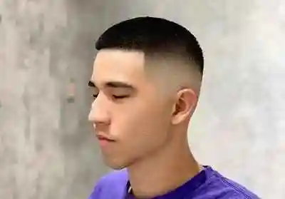 他简单大方而且做出来之后都是圆圆的感觉,他本身就是在寸头和短毛寸