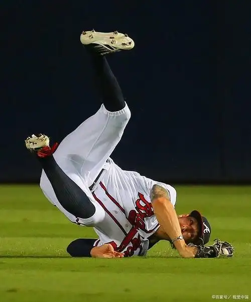 滑铲动作怎么做