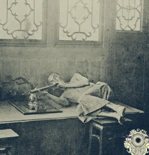 老照片清朝人吸食鸦片真实情景骨瘦如柴陶醉到梦死