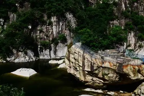 六羊山通天河风光