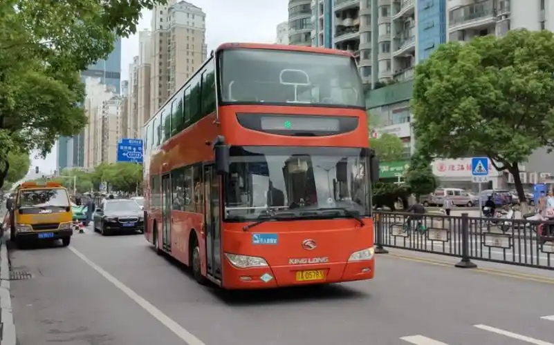 南昌公交699路金龙欧陆原色双巴出站视频