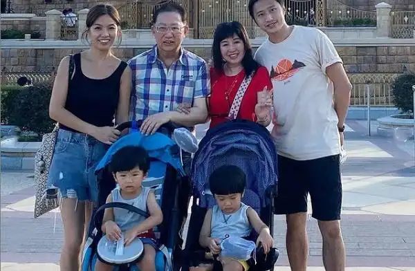 梅小青退圈后享受惬意人生!一家六口游迪士尼,双胞胎孙子好可爱