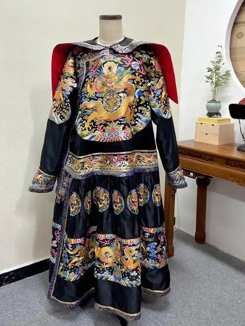 清高宗玄色缎绣金龙纹十二章朝服袍