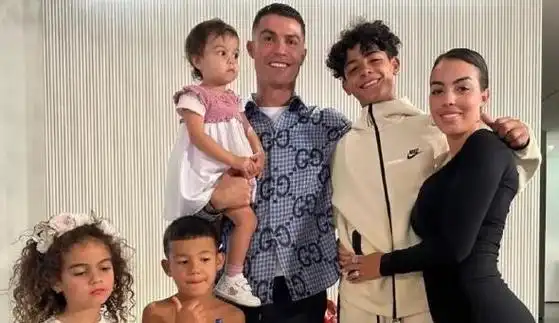 c罗1家7口度假牵4个娃沙滩漫步父爱如山太温馨乔治娜感动