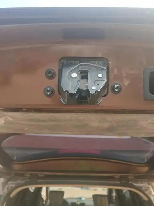 五菱宏光后备箱锁住了关不上