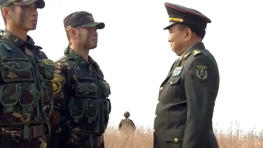 高世巍中将检阅红细胞小组训练科目李二牛却犯下了不可弥补的错误