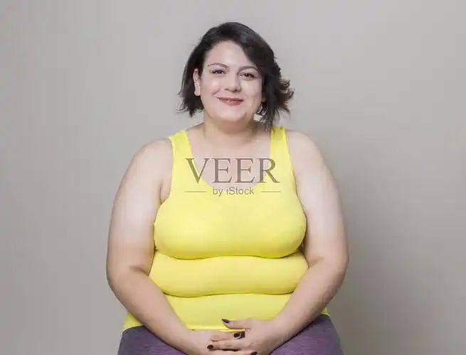 胖女人微笑的肖像照片摄影图片
