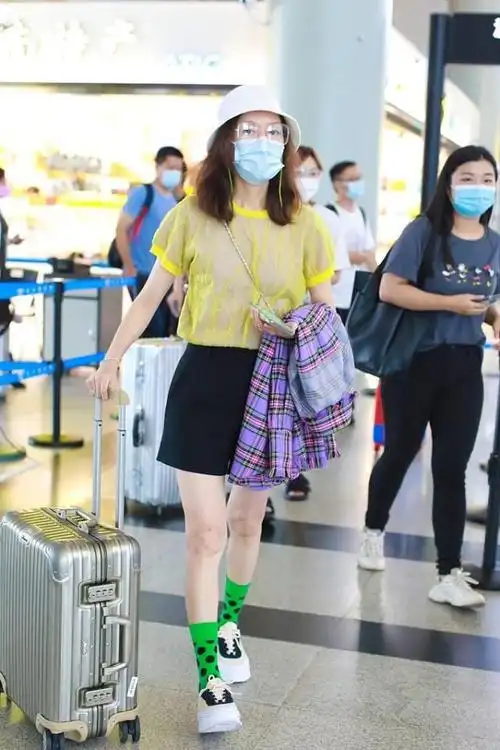 高露真的好有少女感穿绿袜子和短裤看着可可爱爱像小姑娘