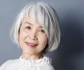 对于花白头发,波浪感的设计可以使白发更加自然地融入整体发型中,让您