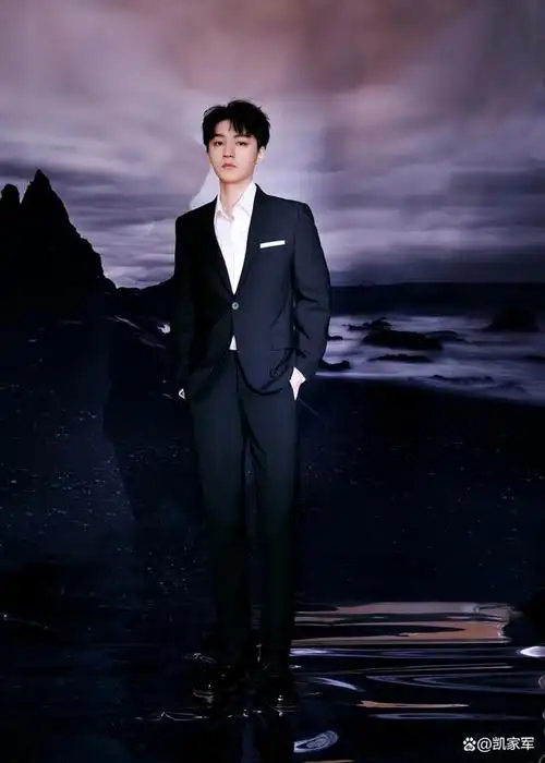 王俊凯黑西装与前辈一起亮相红毯,递笔,签名都好绅士