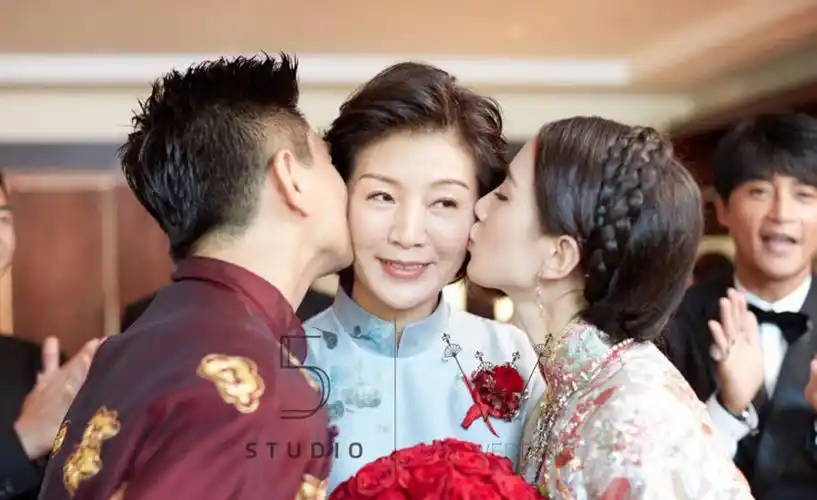 16/16吴奇隆,刘诗诗亲吻妈妈.