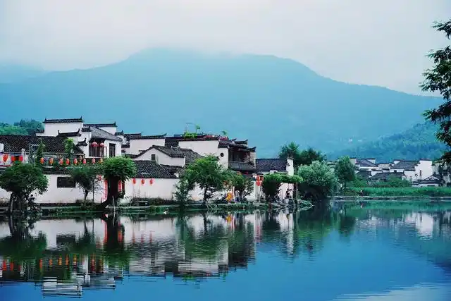 很多人首先想到的第一个场景肯定是各种徽派建筑,不少人对于安徽的白