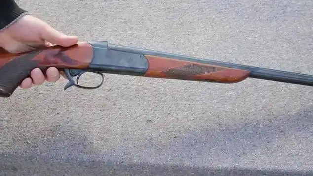 最早期的单管猎枪每次射击只能加1发弹药看着就挺麻烦