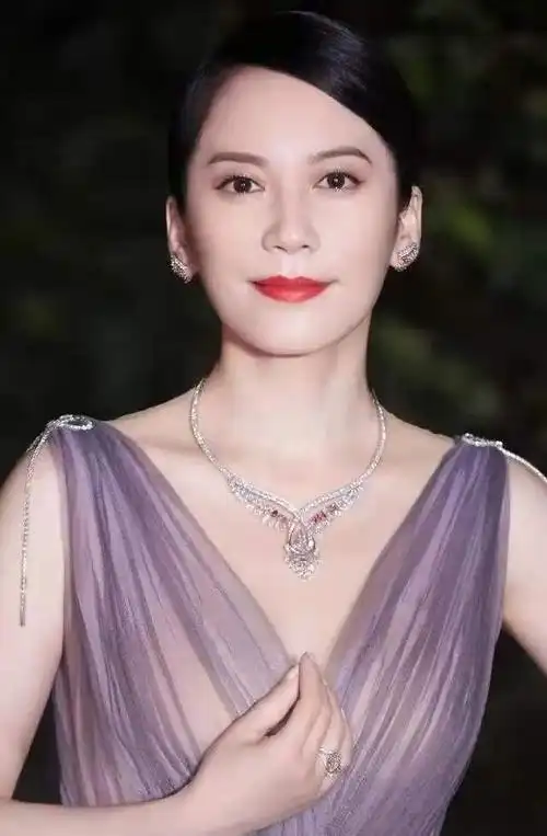 53岁俞飞鸿身材真丰腴穿抹胸鱼尾裙差点撑爆高级性感迷人