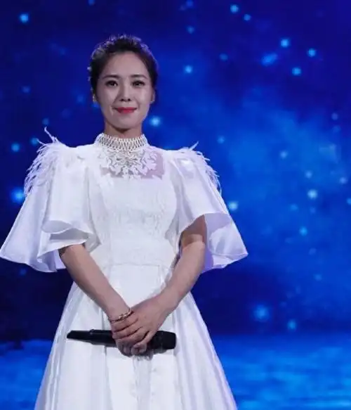 朱梅成为云朵的经纪人,确保她的音乐事业取得了成功.