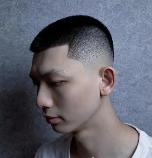 时尚帅气的短寸头,非常清爽有型,头发短却打造出型男魅力,气质飙升.