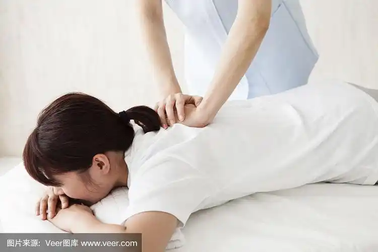 妇女们一直在美容院给后背按摩