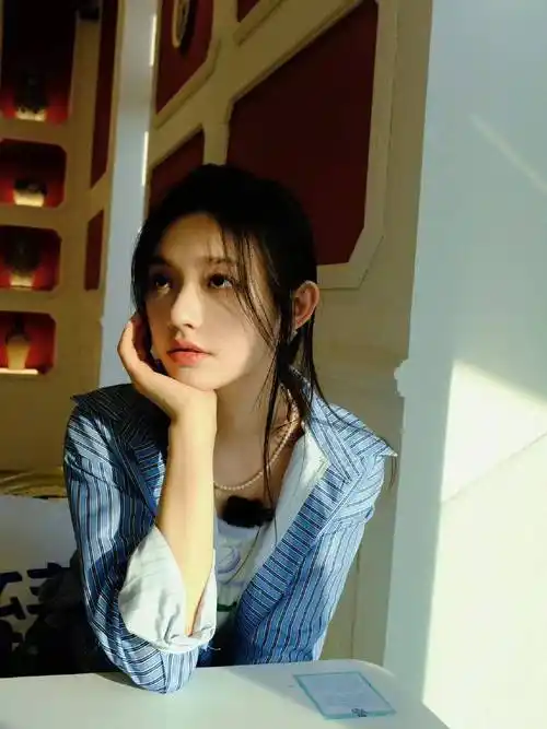 传统美女相差巨大,不是传统的第一眼美女~林允是鲶鱼系长相非常的经典