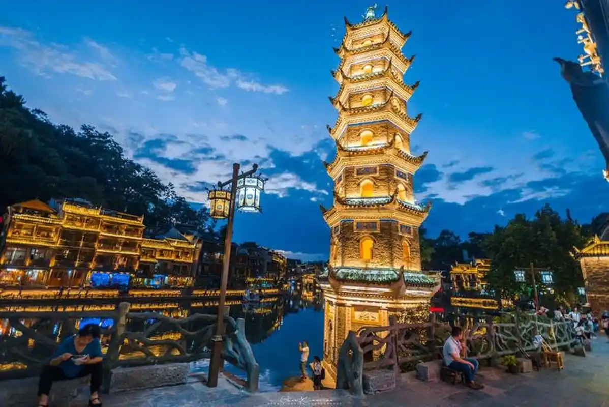 凤凰古城万名塔 97,位于沱江北岸,是一座高耸挺拔,六角形砖塔.