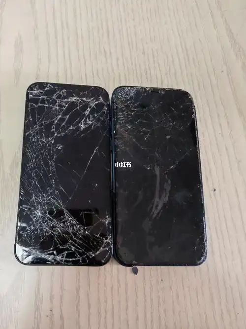 现在摔成这样,屏幕后壳都得换,一台就得小两千,最关键苹果12摔坏的