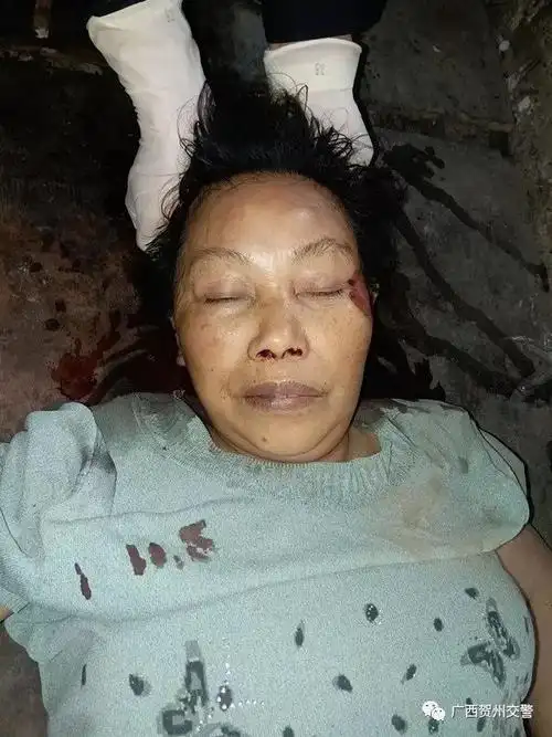 发生一起小型轿车与行人相撞的道路交通事故,事故造成行人当场死亡