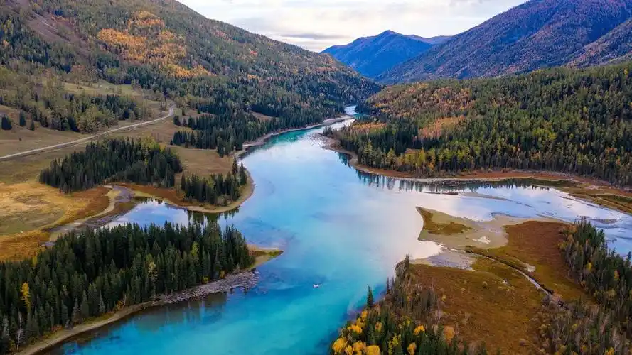 新疆喀纳斯美景——俯瞰神仙湾