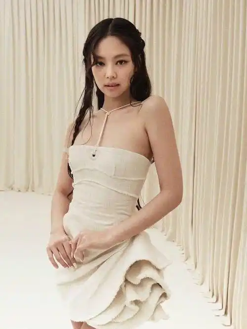 jennie唯美家居风写真曝光,赤脚和狗狗互动超可爱,小蛮腰有点辣_白色