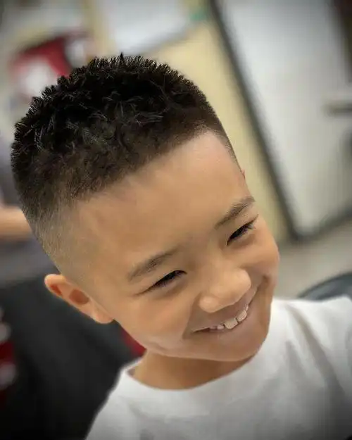 小男孩发型别乱剪想帅看看这几款精神时尚还有型