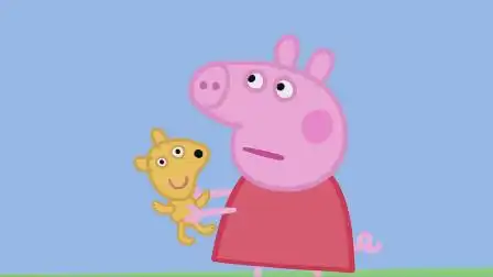 佩奇拿着小熊泰迪表情严肃,她再也不会把它弄丢了