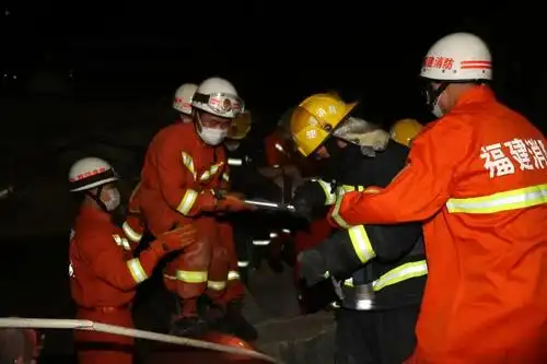 福建泉州一酒店坍塌 消防人员现场正在救援