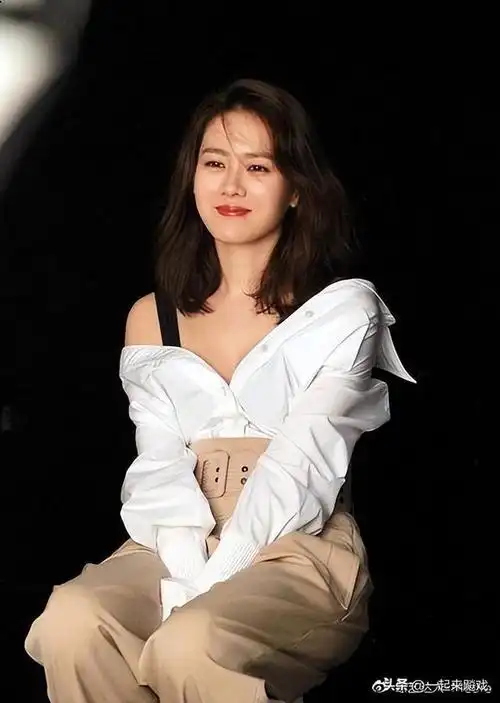 韩国女演员孙艺珍笑眼弯弯眼中有光