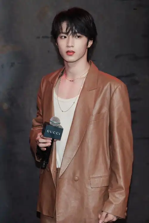 刘耀文卡其色皮衣##gucci上海大秀