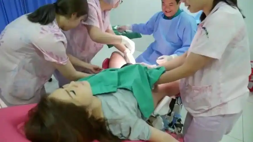 实拍漂亮产妇自然分娩,原来女人生孩子是这样的,小宝宝太可爱了