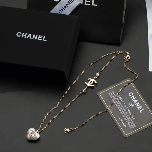 chanel香奈儿2022白色爱心吊坠项链60