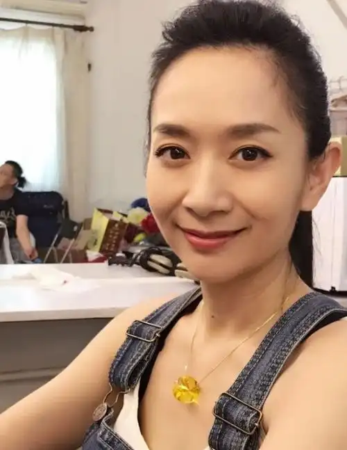 著名主持人王芳嫁大15岁丈夫31岁独自产检生女如今怎样了