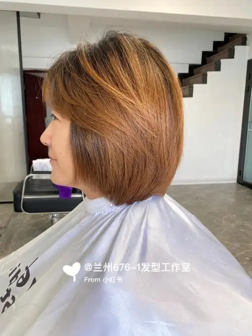 粉棕色挂耳短发