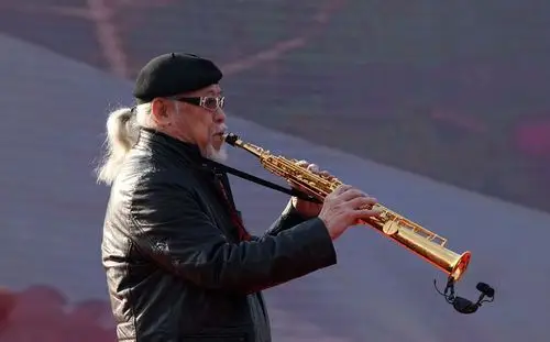 抓拍萨克斯演奏家"老树皮"——范圣琦