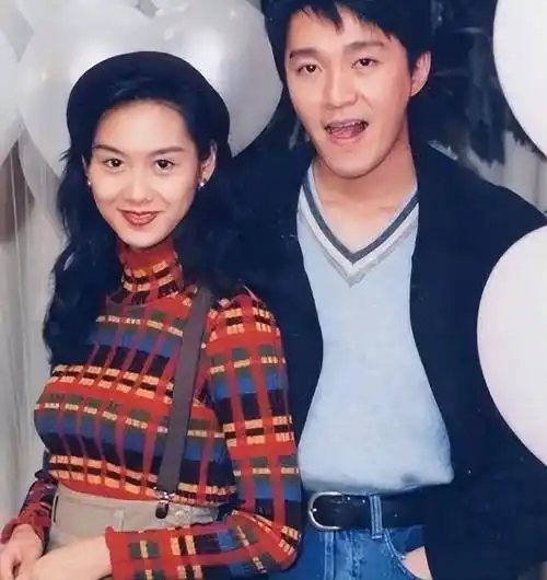 周星驰几乎每段感情都匆匆结束,他最出名的女友应该就是朱茵了,但两人