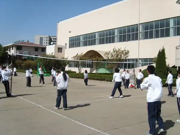 组图:青岛市城阳区实验二中 阳光体育多姿多彩